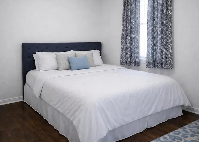 Affordable Near The 606 Apartment